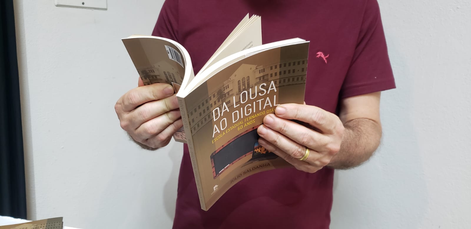 Escritor lança livro sobre seis décadas da Escola Estadual Fernando Otávio
